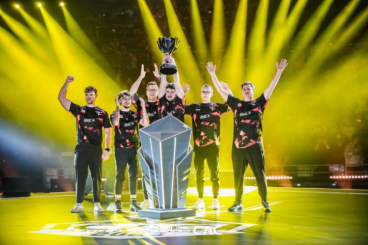 100 Thieves CEO花费$30,000进行箱子开启，获得$3,000刀具